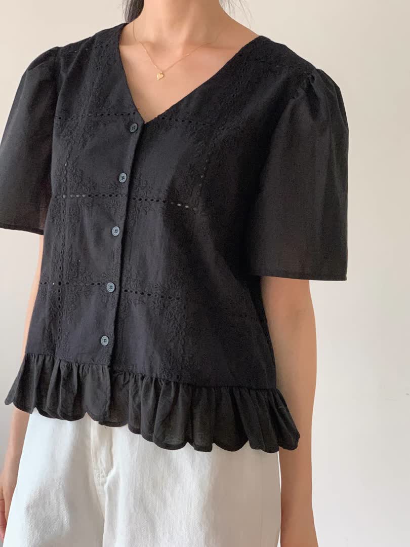 BA家V領刺繡上衣：顯瘦修飾與透氣純棉材質解析 - 商品圖片 1