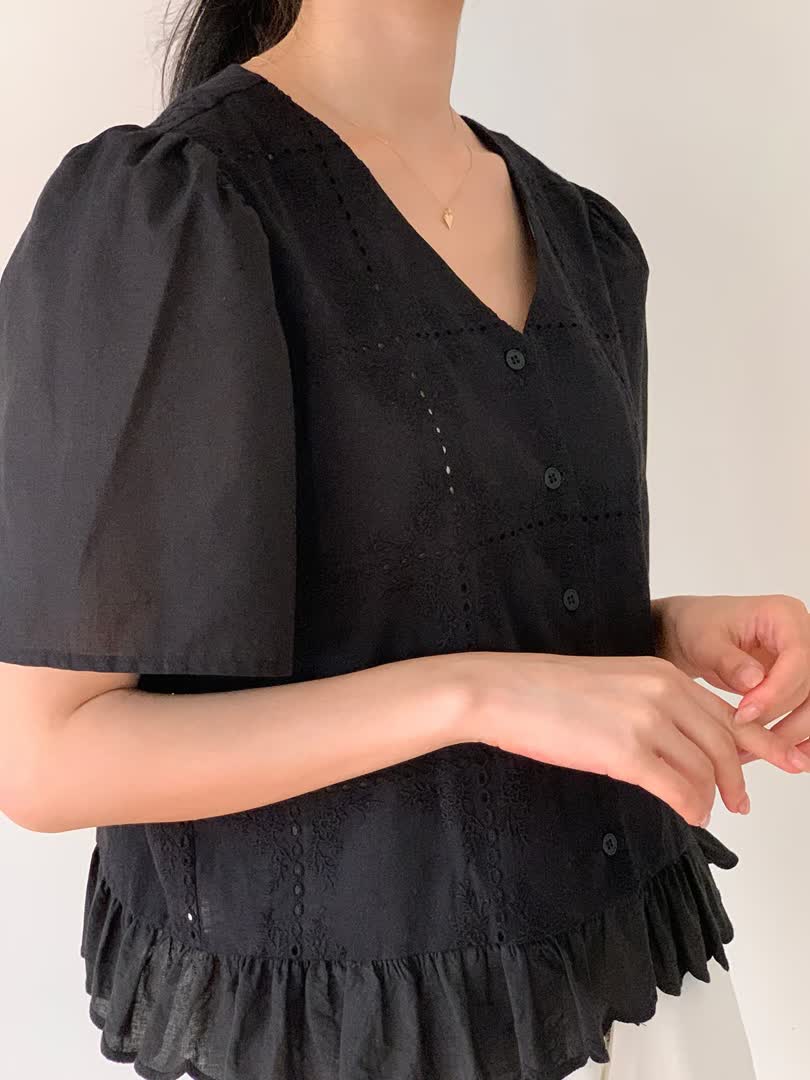 BA家V領刺繡上衣：顯瘦修飾與透氣純棉材質解析 - 商品圖片 2