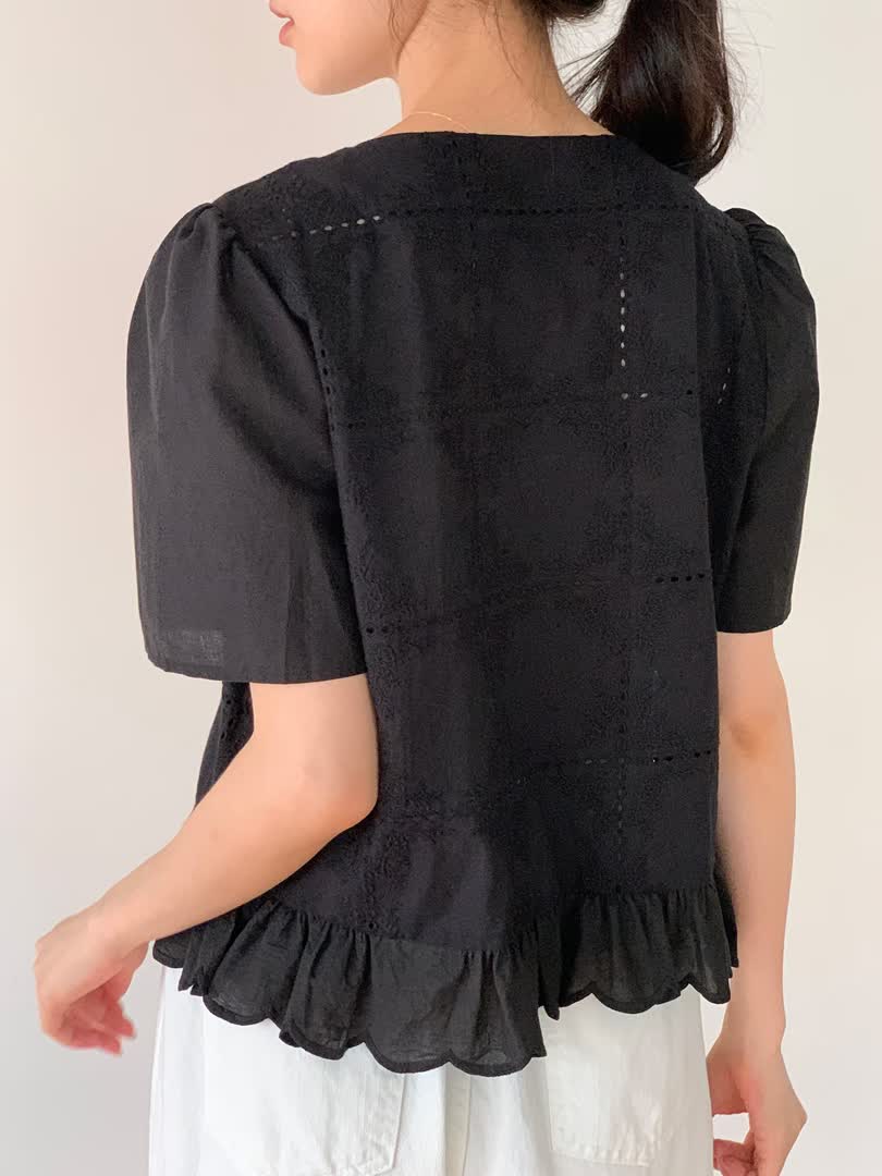 BA家V領刺繡上衣：顯瘦修飾與透氣純棉材質解析 - 商品圖片 3