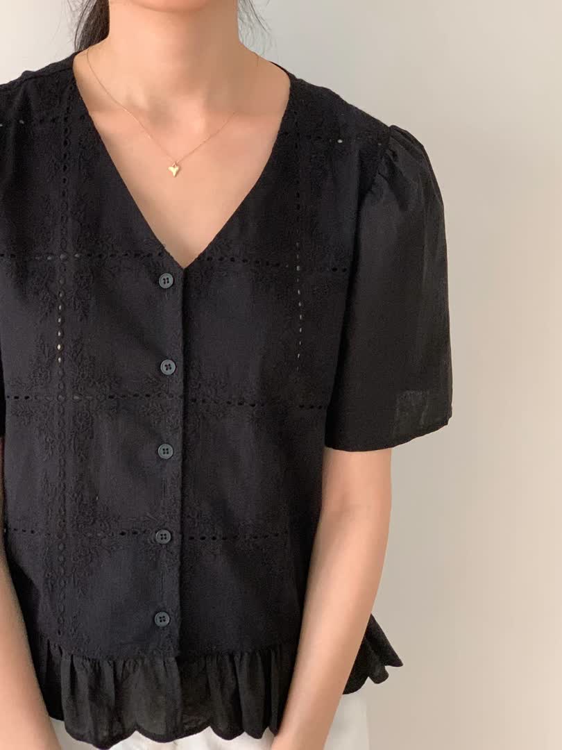 BA家V領刺繡上衣：顯瘦修飾與透氣純棉材質解析 - 商品圖片 4