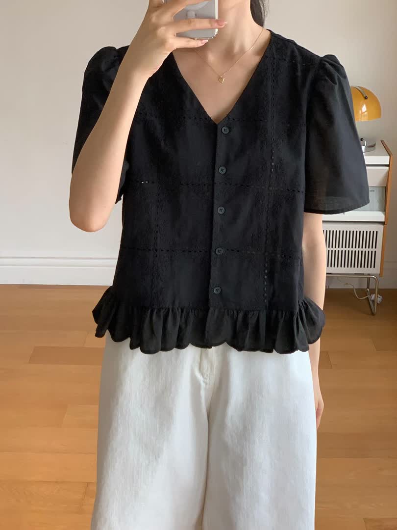 BA家V領刺繡上衣：顯瘦修飾與透氣純棉材質解析 - 商品圖片 5